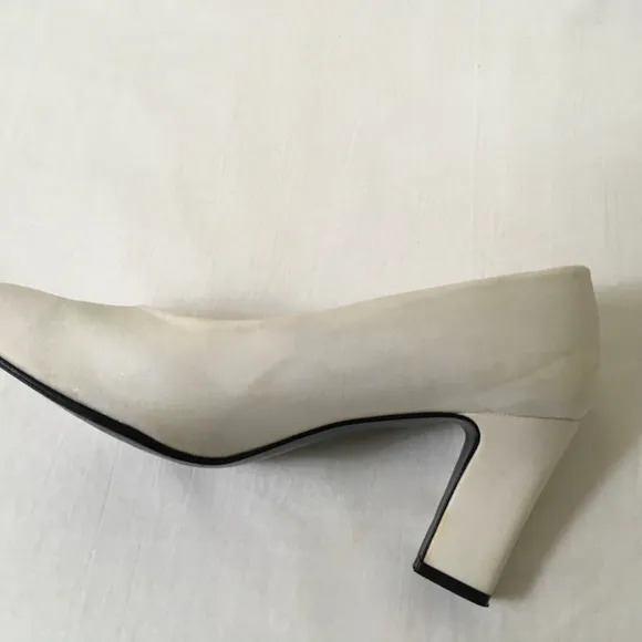 NINA Vintage Satin Pumps Block Heels Cream Off White Size 9