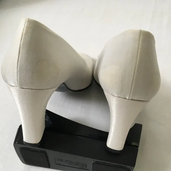 NINA Vintage Satin Pumps Block Heels Cream Off White Size 9