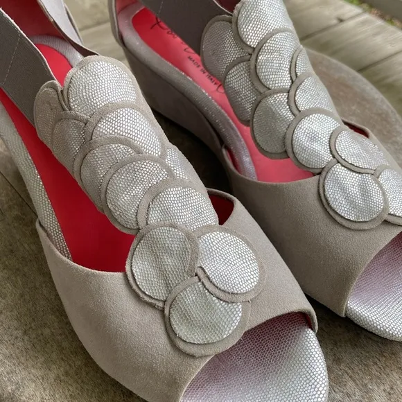 NWOB Pas de Rouge Silver Grey Suede Open Toe T-Strap Wedge Shoe Women's Size 8.5