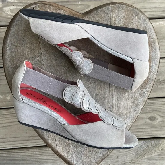 NWOB Pas de Rouge Silver Grey Suede Open Toe T-Strap Wedge Shoe Women's Size 8.5