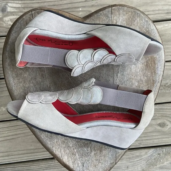 NWOB Pas de Rouge Silver Grey Suede Open Toe T-Strap Wedge Shoe Women's Size 8.5