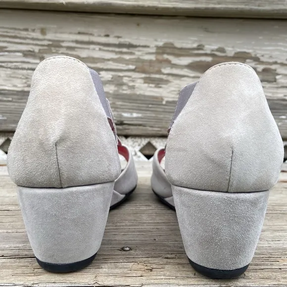 NWOB Pas de Rouge Silver Grey Suede Open Toe T-Strap Wedge Shoe Women's Size 8.5