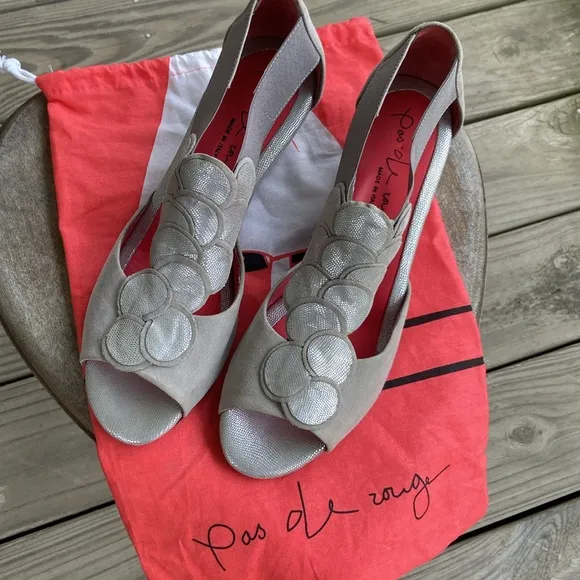 NWOB Pas de Rouge Silver Grey Suede Open Toe T-Strap Wedge Shoe Women's Size 8.5
