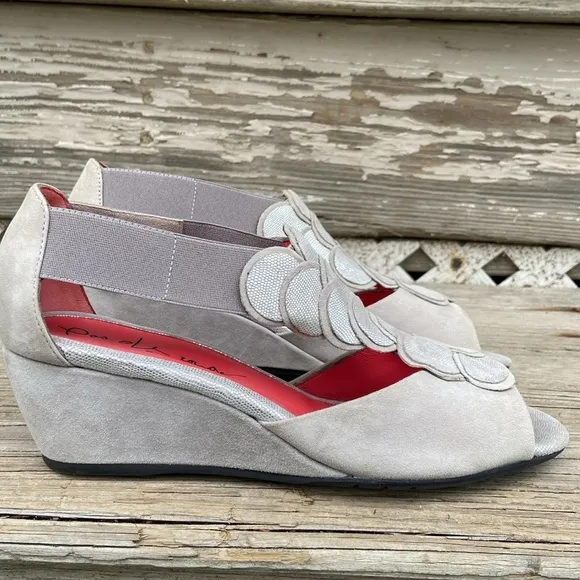 NWOB Pas de Rouge Silver Grey Suede Open Toe T-Strap Wedge Shoe Women's Size 8.5