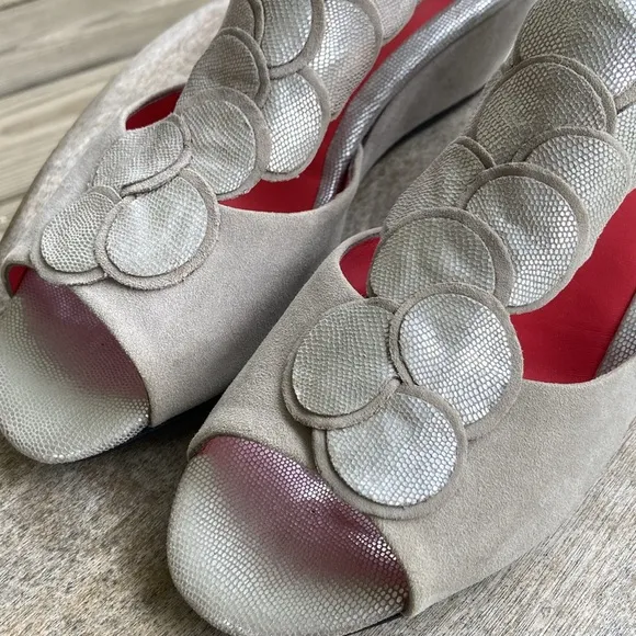 NWOB Pas de Rouge Silver Grey Suede Open Toe T-Strap Wedge Shoe Women's Size 8.5
