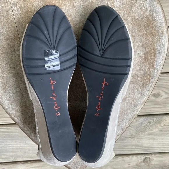 NWOB Pas de Rouge Silver Grey Suede Open Toe T-Strap Wedge Shoe Women's Size 8.5