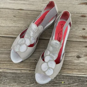 NWOB Pas de Rouge Silver Grey Suede Open Toe T-Strap Wedge Shoe Women's Size 8.5