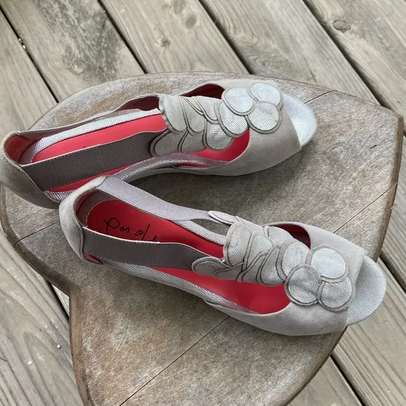 NWOB Pas de Rouge Silver Grey Suede Open Toe T-Strap Wedge Shoe Women's Size 8.5