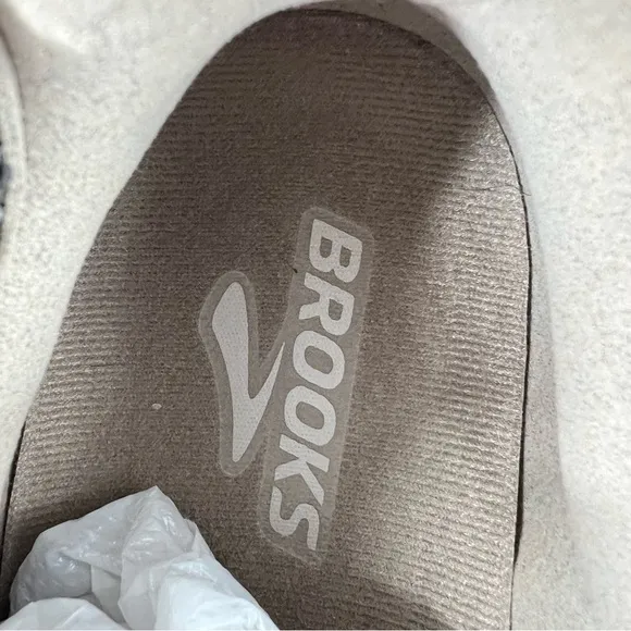 NWOT Brooks Levitate 2 Limited Edition Running Shoes Tan Beige Wood Men 9.5