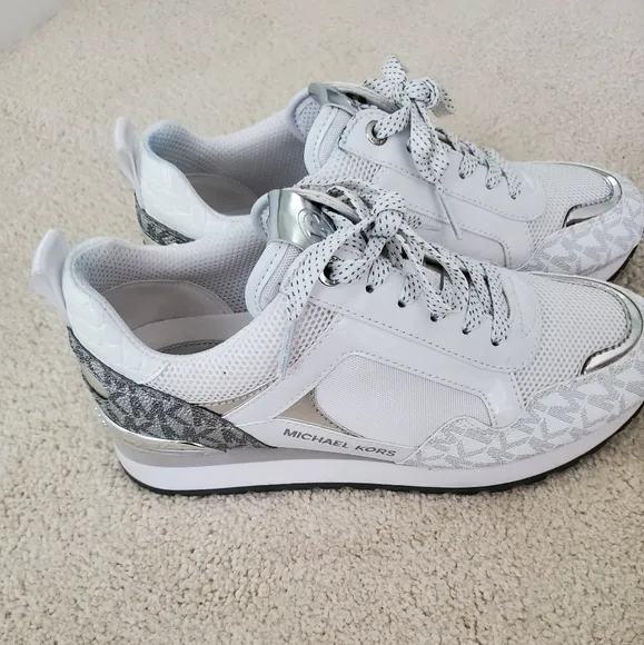 NWOT Michael Kors Wilma Mixed Media Trainer Sneakers Shoes Silver/ White sz6
