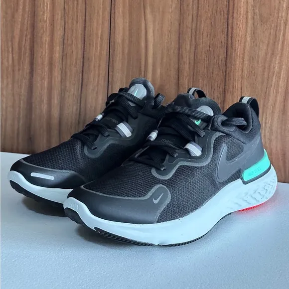 NWOT. Nike React Miler Black Green Glow Running Shoes Size 7.5