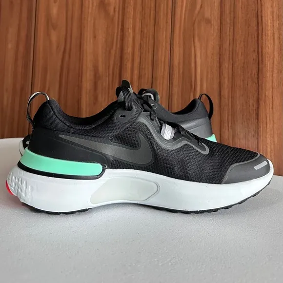 NWOT. Nike React Miler Black Green Glow Running Shoes Size 7.5