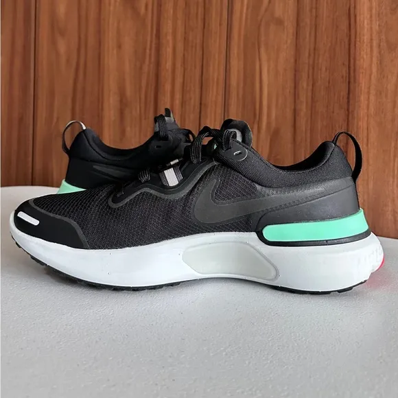 NWOT. Nike React Miler Black Green Glow Running Shoes Size 7.5