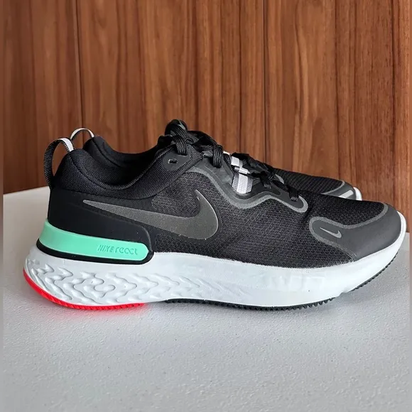 NWOT. Nike React Miler Black Green Glow Running Shoes Size 7.5