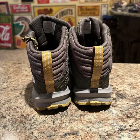 NWOT THE NORTH FACE Boy's Red Fastpack Hiker Hiking Boots NF0A7W5V, US 4