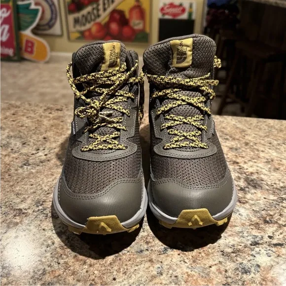 NWOT THE NORTH FACE Boy's Red Fastpack Hiker Hiking Boots NF0A7W5V, US 4