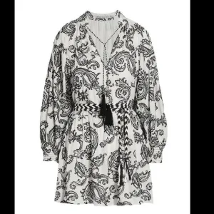 NWT Alice   Olivia Lilian Embroidered Mini Dress