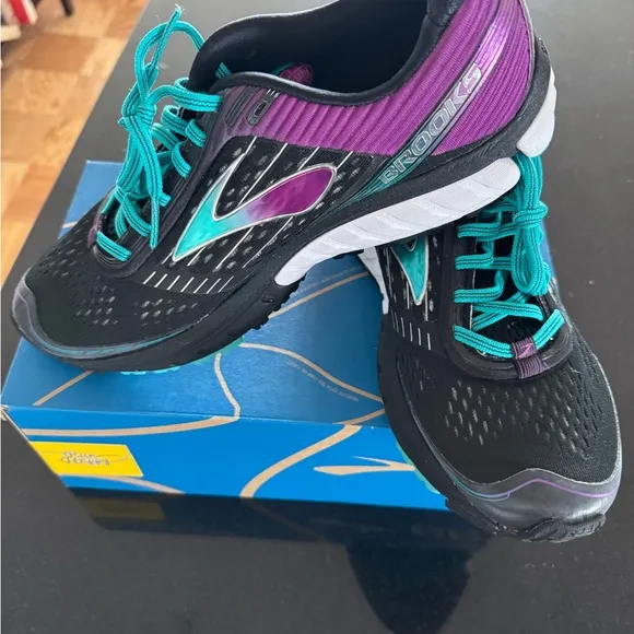 NWT Brooks Ghost 9 Size 10.5 Wide