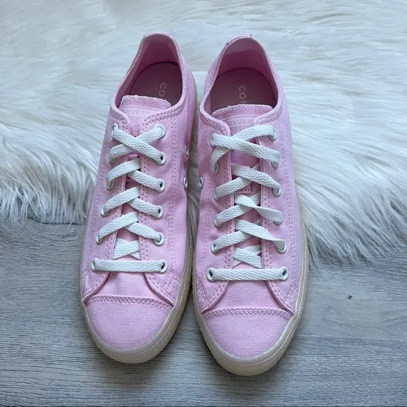 NWT Converse Chuck Taylor All Star Women’s Shoes
