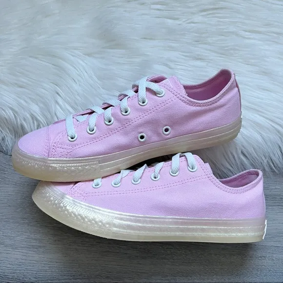 NWT Converse Chuck Taylor All Star Women’s Shoes