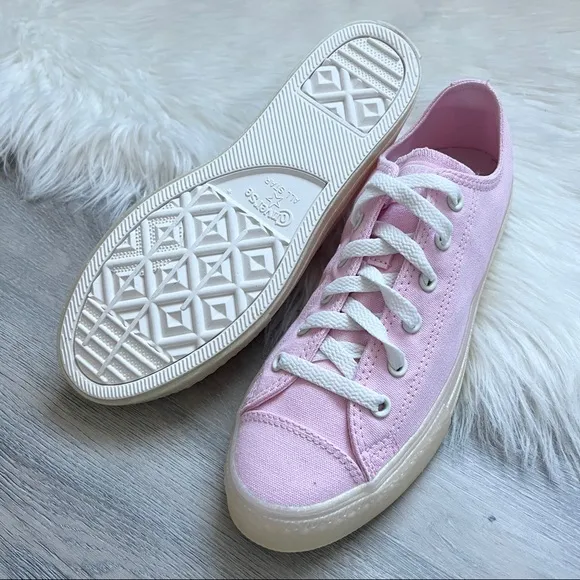 NWT Converse Chuck Taylor All Star Women’s Shoes