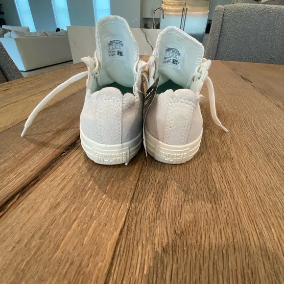 NWT Converse Ctas Low Top Scalloped Suede Egret Cream Girls Size 2