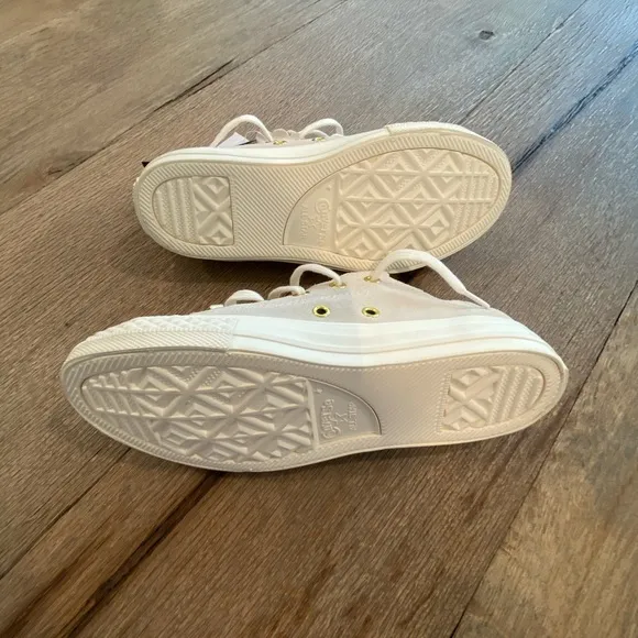 NWT Converse Ctas Low Top Scalloped Suede Egret Cream Girls Size 2