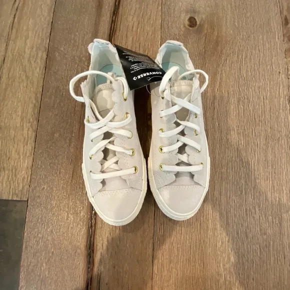 NWT Converse Ctas Low Top Scalloped Suede Egret Cream Girls Size 2