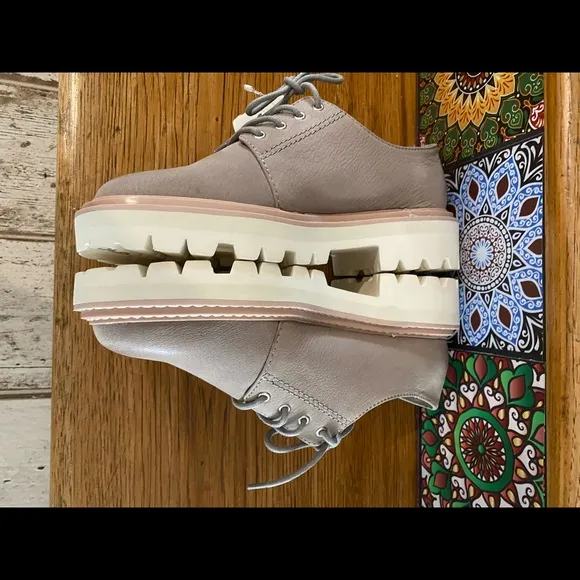 NWT DOLCE VITA leather shoes with white high rise soles! NEUTRAL &amp; FUN!!