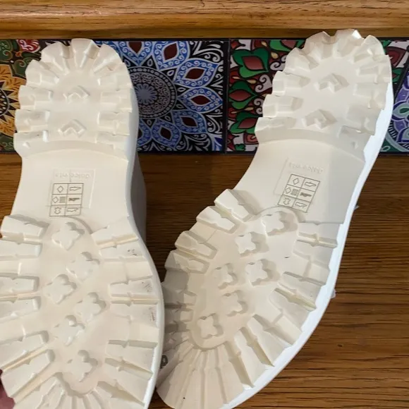 NWT DOLCE VITA leather shoes with white high rise soles! NEUTRAL &amp; FUN!!