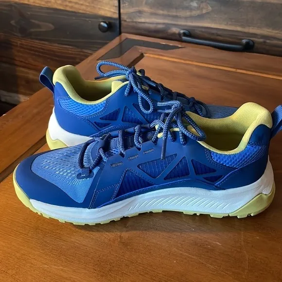 NWT HELLY HANSEN Trekking / Hiking /running shoes blue and yellow women's 7