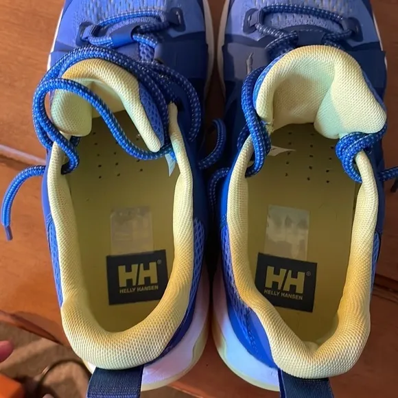 NWT HELLY HANSEN Trekking / Hiking /running shoes blue and yellow women's 7