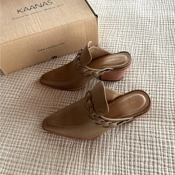 NWT Kaanas Leather Shoes