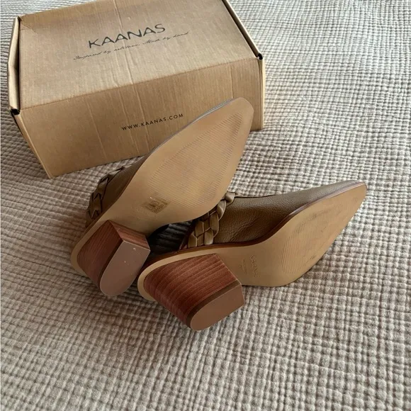 NWT Kaanas Leather Shoes