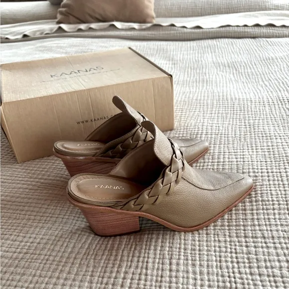 NWT Kaanas Leather Shoes