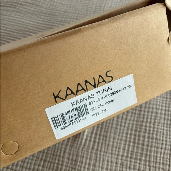 NWT Kaanas Leather Shoes