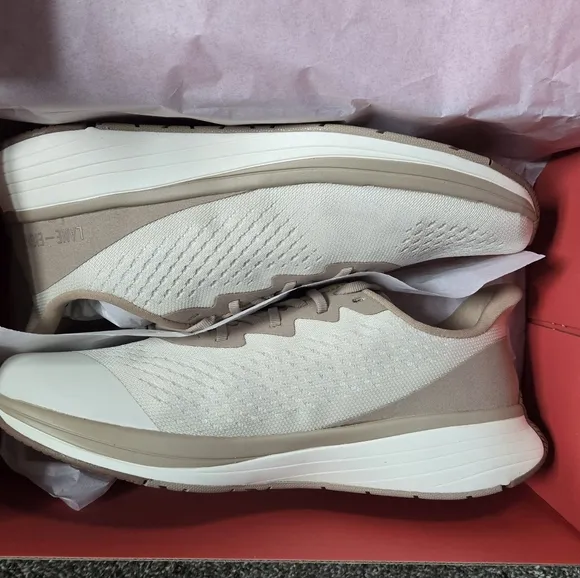 NWT Lane-Eight Women's Relay Trainer in Latte