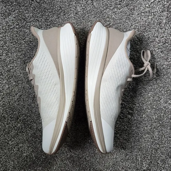 NWT Lane-Eight Women's Relay Trainer in Latte