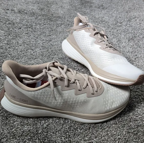 NWT Lane-Eight Women's Relay Trainer in Latte