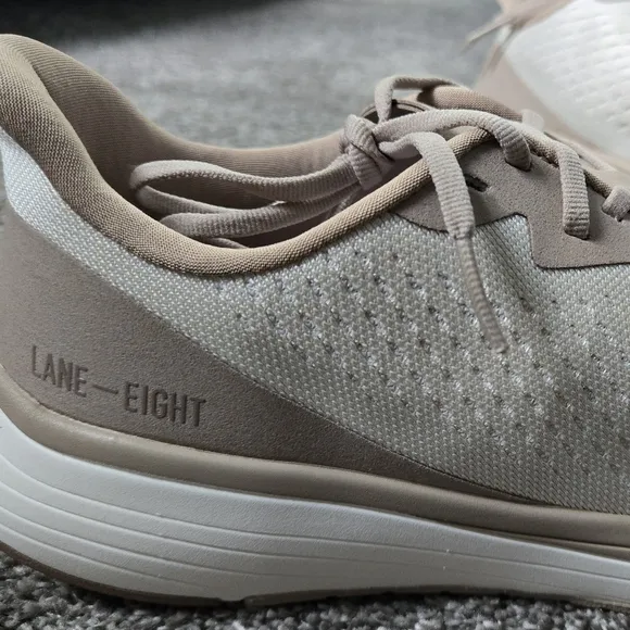 NWT Lane-Eight Women's Relay Trainer in Latte