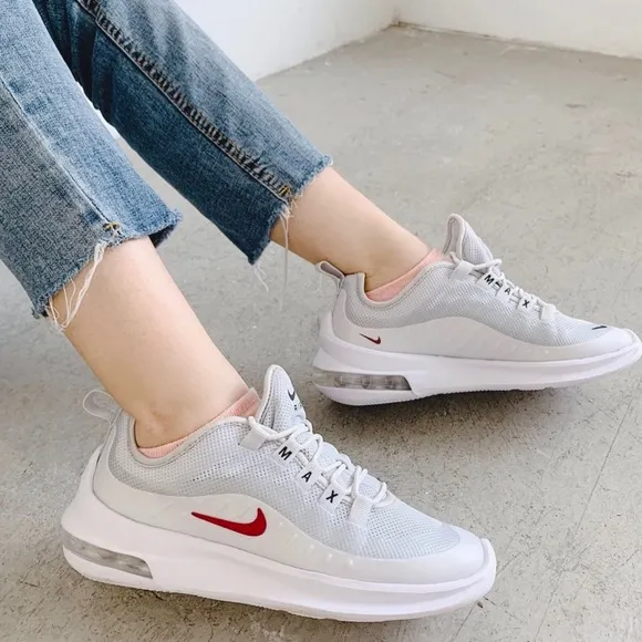 NWT Nike Air Max Axis Women’s Shoes