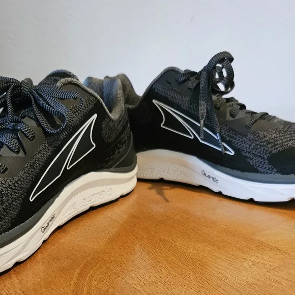 NWT'S - ALTRA - Black Foot Shape Lace-up Athletic Shoes, Size 9