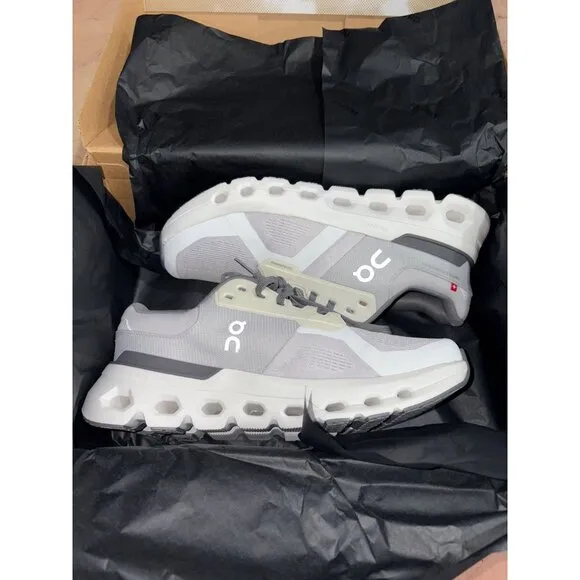 ON Cloudrunner 2 Sneaker in Frost &amp; White 9 New with box Mens Athletic Shoes