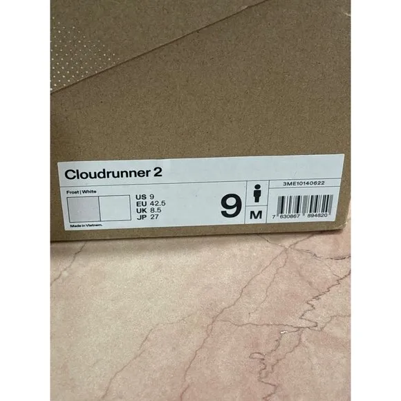 ON Cloudrunner 2 Sneaker in Frost &amp; White 9 New with box Mens Athletic Shoes