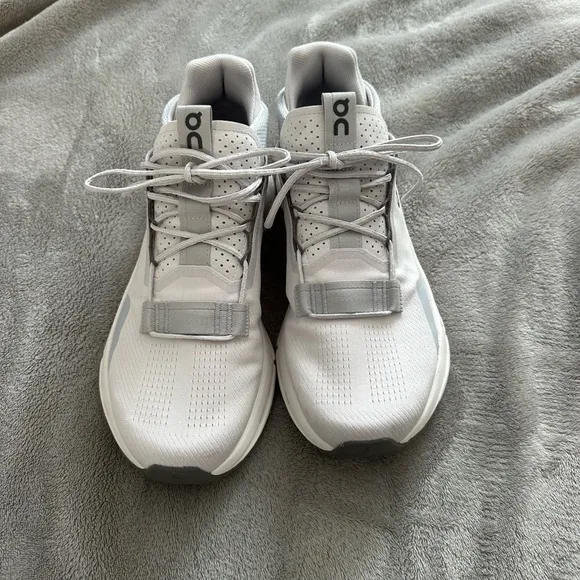 On Running Men's Athletic Shoes - White and Gray