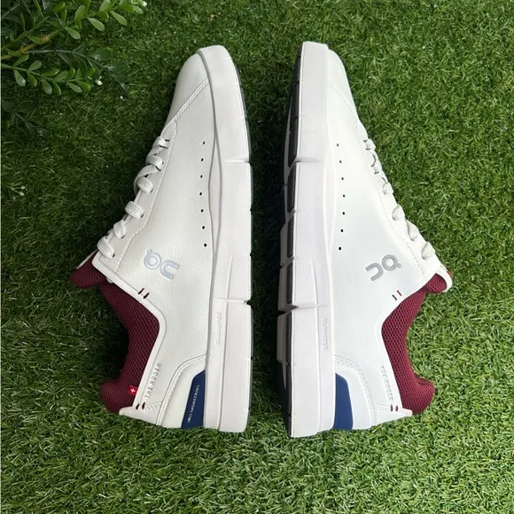 On Running Men's The Roger Advantage  White/ Mulberry Shoes size 8.5  new