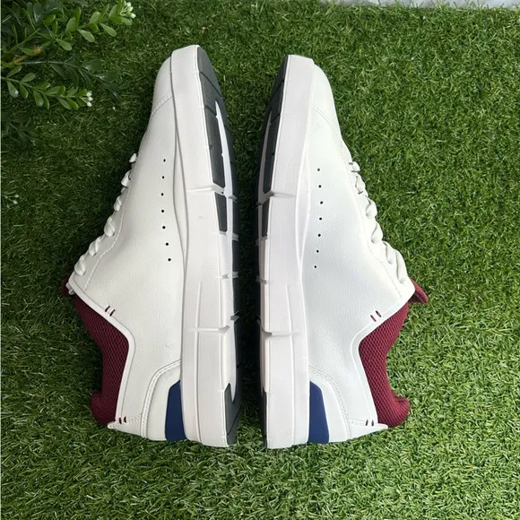On Running Men's The Roger Advantage  White/ Mulberry Shoes size 8.5  new