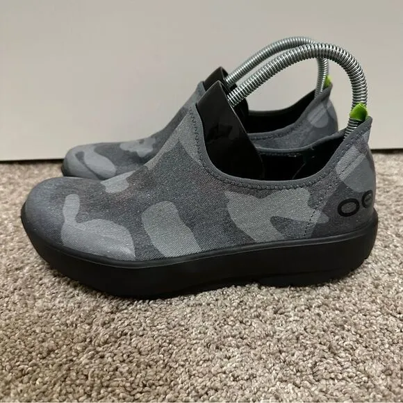 OOFOS Women's eeZee Low Shoes, Black/Gray Camo, Size W9
