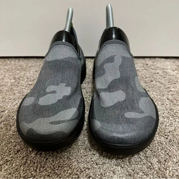 OOFOS Women's eeZee Low Shoes, Black/Gray Camo, Size W9
