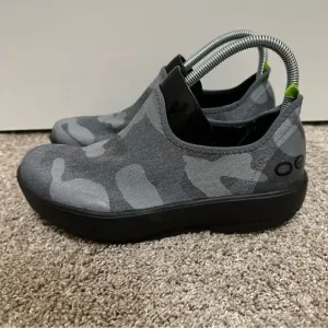 OOFOS Women's eeZee Low Shoes, Black/Gray Camo, Size W9